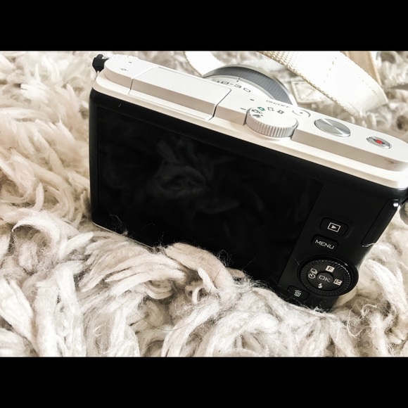 Nikon 1 Camera - Like New ! - Picture 3 of 3